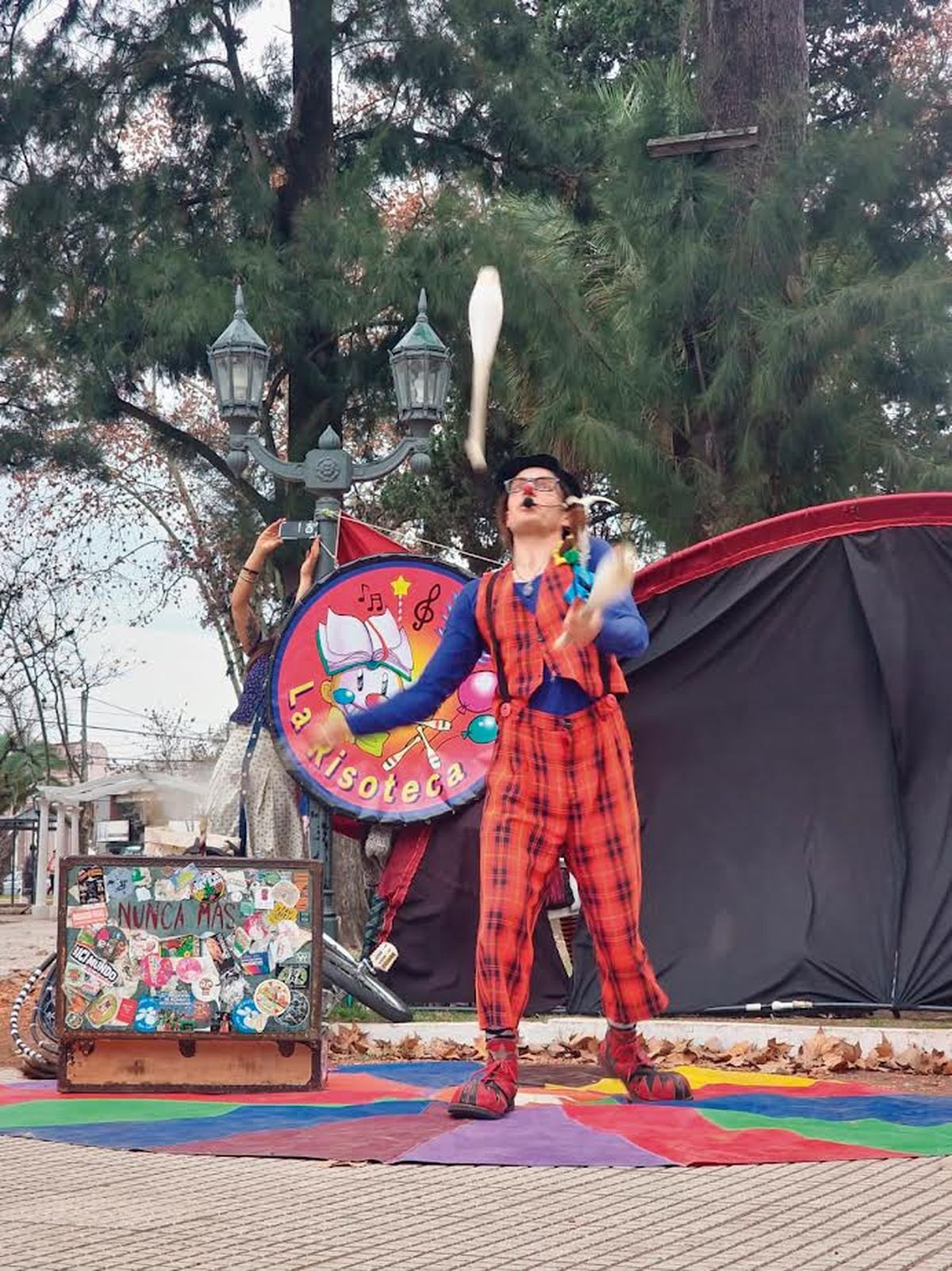 El Payaso H haciendo malabares en la plaza de San Vicente.