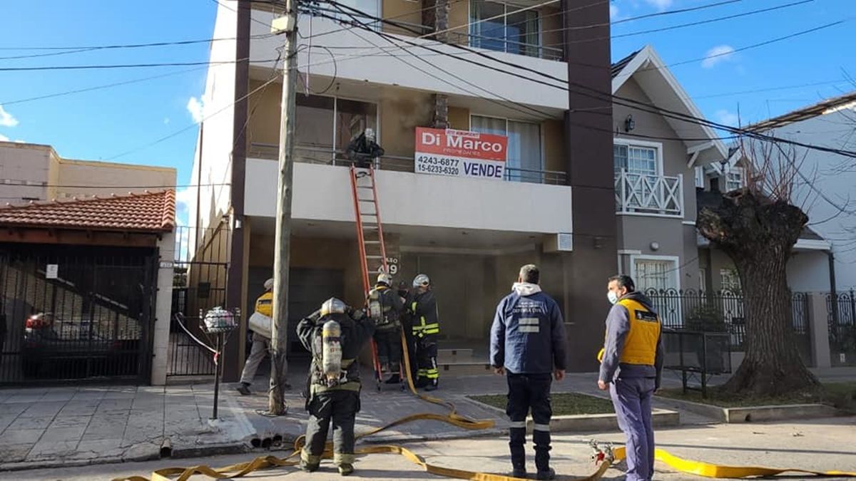 Bomberos de Lomas de Zamora trabajan para apagar el incendio.