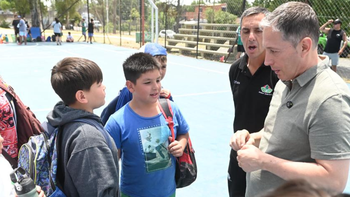 Fernando Gray visitó la colonia de verano de Esteban Echeverría