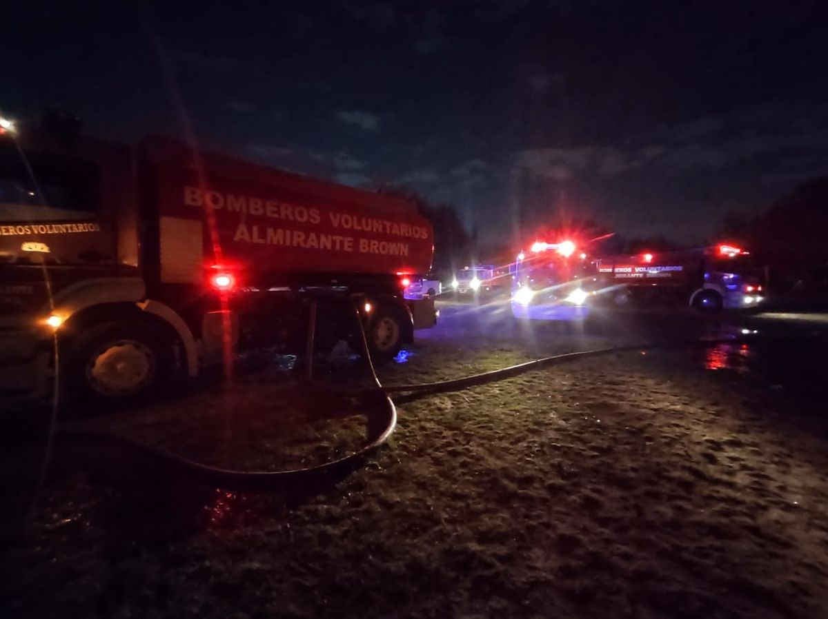 Feroz incendio en un basural de Almirante Brown: trabajaron cinco dotaciones de bomberos