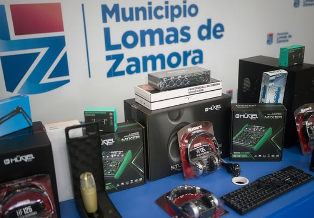 Los kits que recibieron los participantes del programa, en el marco de las políticas que lleva a cabo el municipio de Lomas de Zamora.