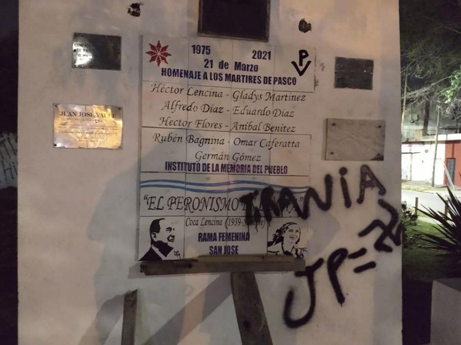 Escracharon el monumento a las víctimas de la Masacre de Pasco en Temperley.