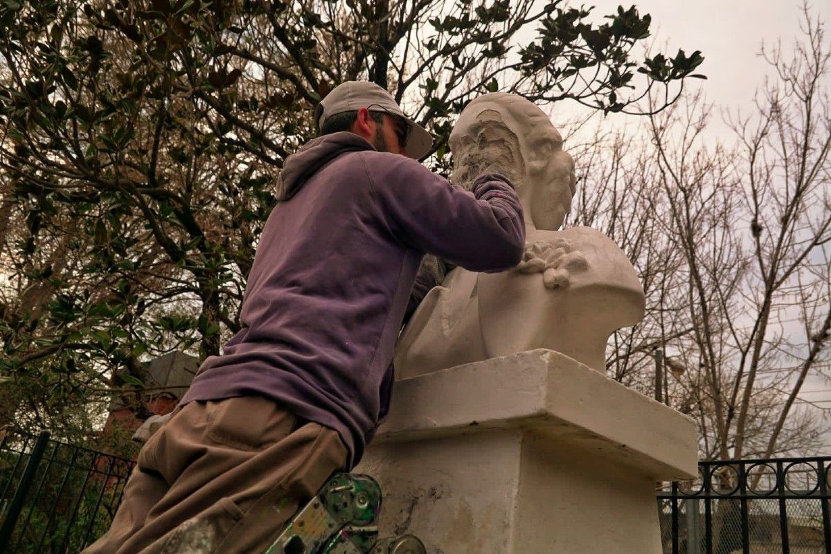 Luis Guillón: realizan tareas de restauración sobre el busto vandalizado de Eva Perón