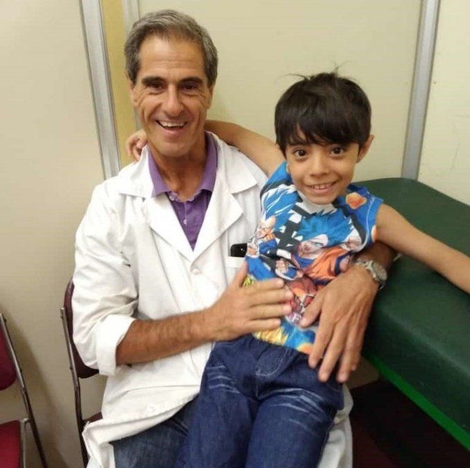 El doctor Oleastro junto a Agustín, después de haber superado la grave enfermedad.