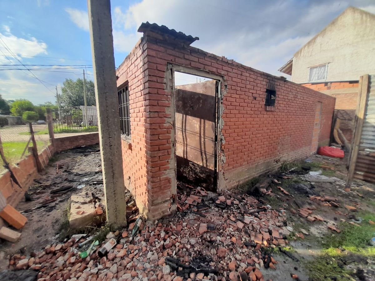 Canning: enorme incendio destruy&oacute; una casa