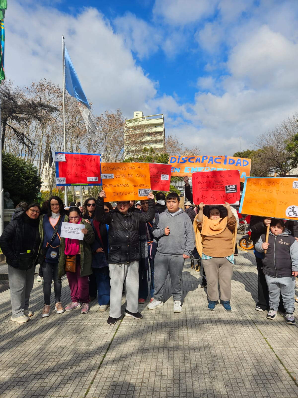 Las instituciones de la zona realizaron el reclamo al Gobierno Nacional en la plaza Mitre de Monte Grande. 