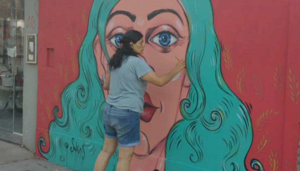 Sol Gris, la muralista de Monte Grande que vivió en la calle y trabaja como empleada doméstica