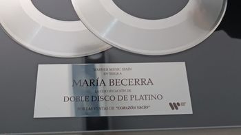 Aeropuerto de Ezeiza: le robaron un disco de platino a María Becerra y lograron recuperarlo