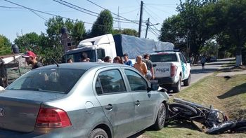 Choque entre un auto y una moto en Almirante Brown: dos personas heridas