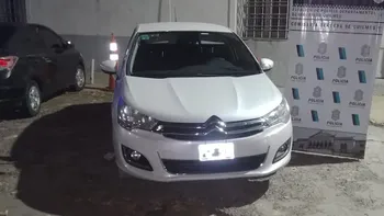 Cayó una banda que utilizaba un vehículo robado en Villa Centenario para hacer entraderas