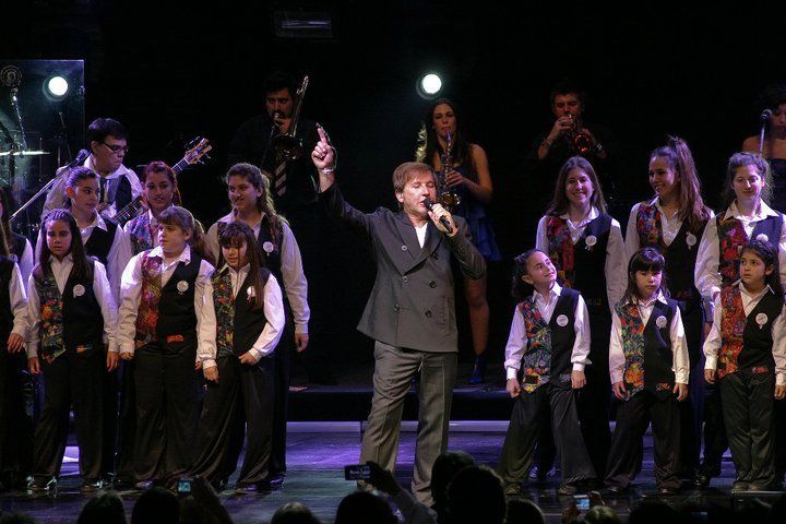 En el Gran Rex.&nbsp;El coro infantil y juvenil de Esteban Echeverr&iacute;a cant&oacute; junto a Ricardo Montaner.