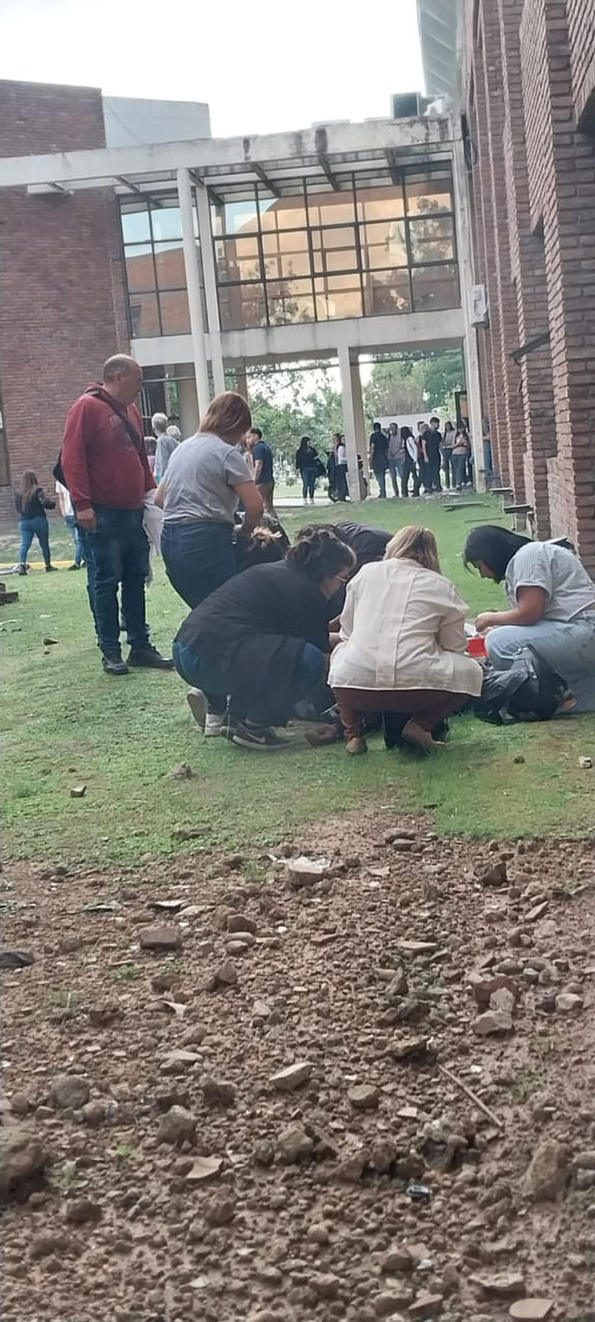 El hombre fue baleado en el predio de la Universidad de Lomas.