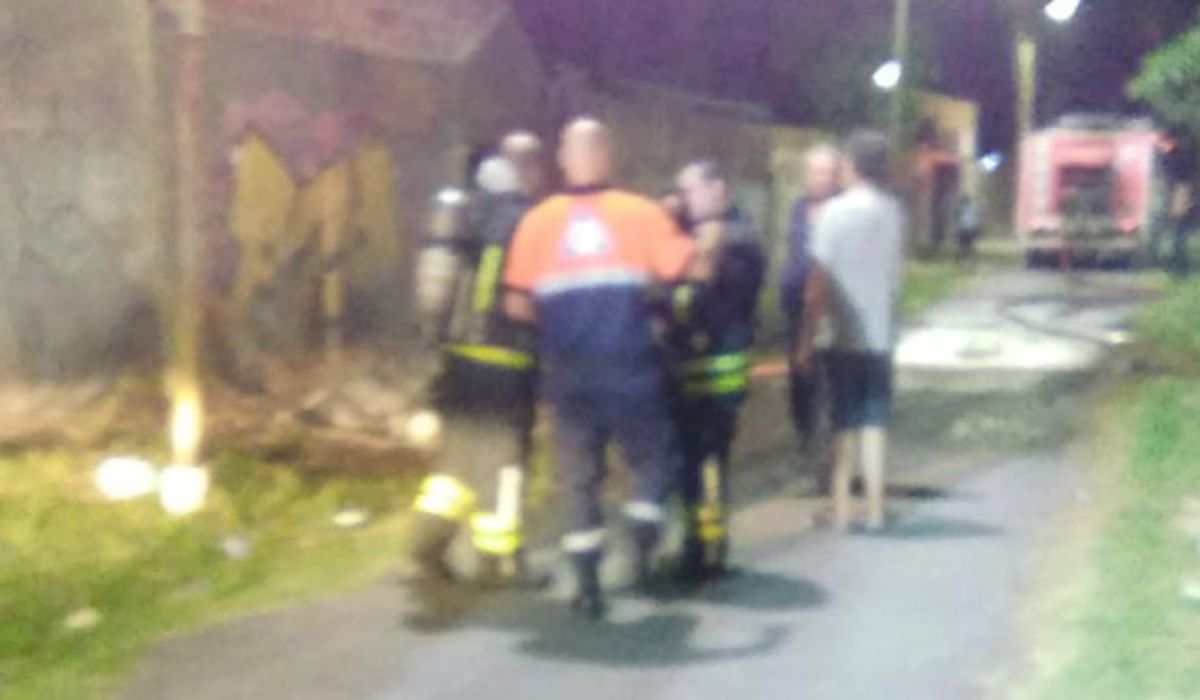 Los Bomberos de Lomas de Zamora actuando en el lugar del incendio.