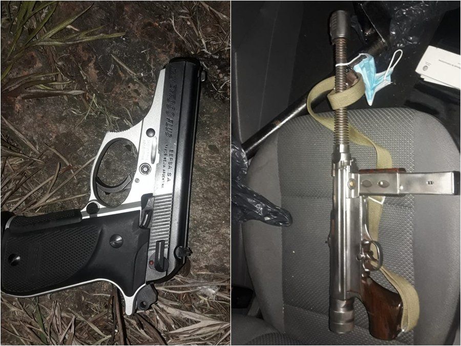 Pistola y ametralladora incautadas en la camioneta.
