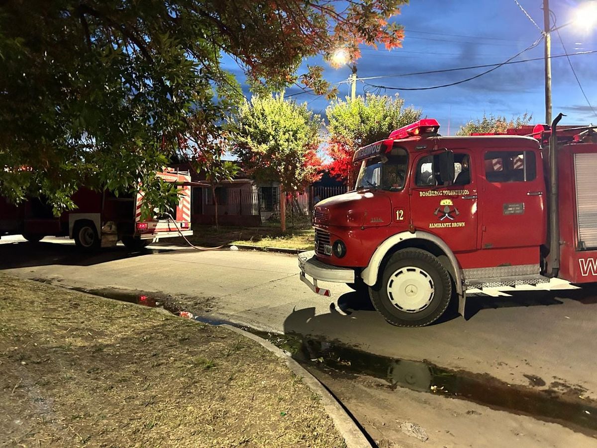Los Bomberos de Almirante Brown llevaron a cabo un operativo hídrico en los dos incendios. 