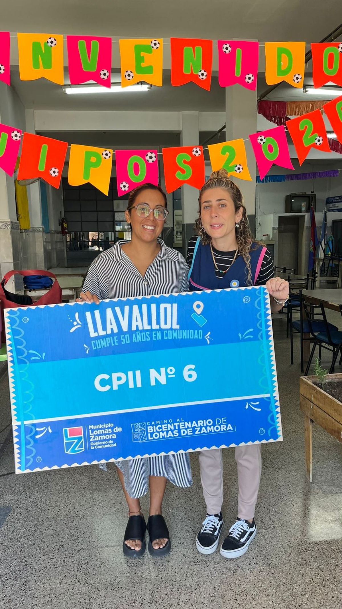 Samantha y Daniela, directora y vicedirectora del CPI N°6 “Bichito de Luz” de Llavallol, impulsan una colecta de útiles escolares para chicos del barrio.