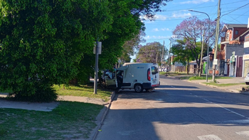 Almirante Brown: una camioneta chocó con un colectivo y terminó incrustada contra un árbol