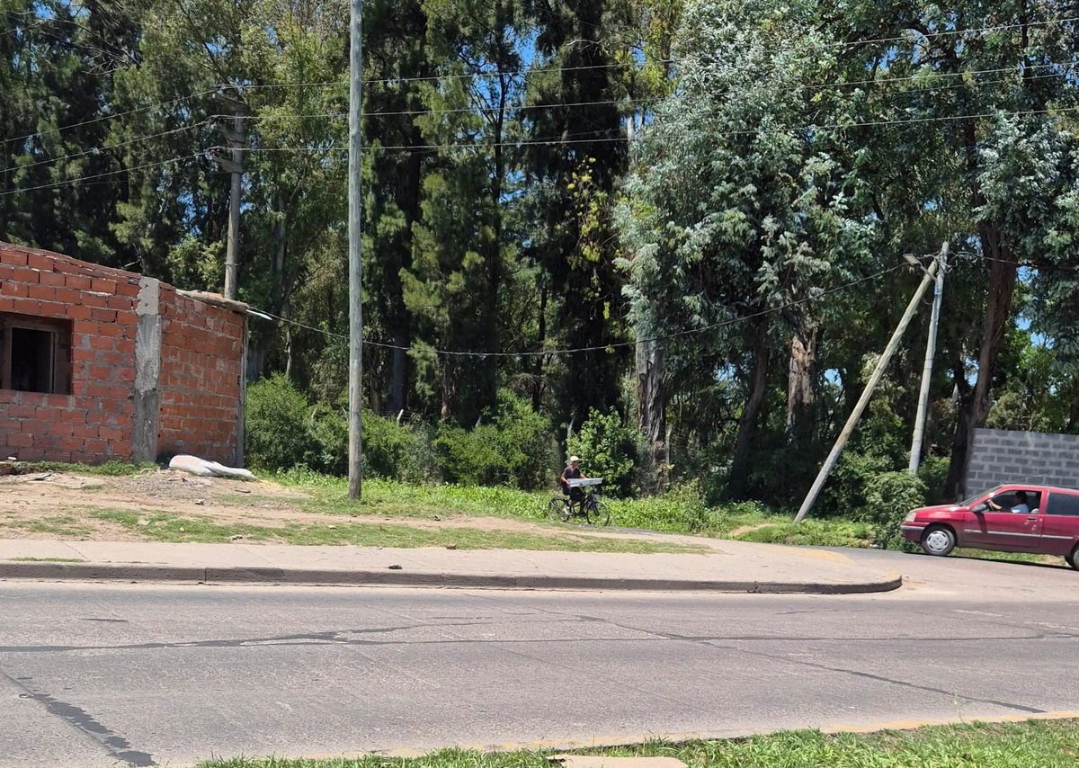 La intersección de la avenida Republica Argentina y Manual Araujo, en Almirante Brown. La intersección de la avenida Republica Argentina y Manual Araujo, en Almirante Brown.
