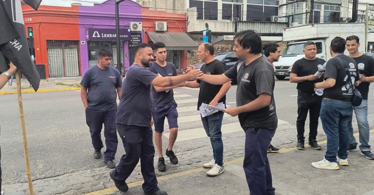 Los trabajadores de la planta de Bridgestone en Llavallol hicieron una volanteada para difundir su postura. 