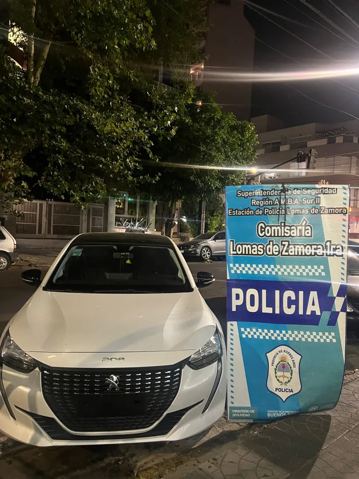 El auto que había sido robado en Lomas de Zamora. 
