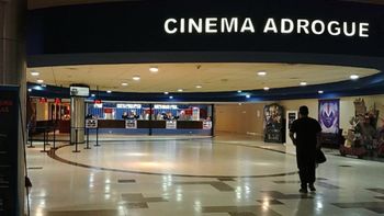 Colecta solidaria en Burzaco: una ONG da entradas para el cine a personas que donen prendas de invierno