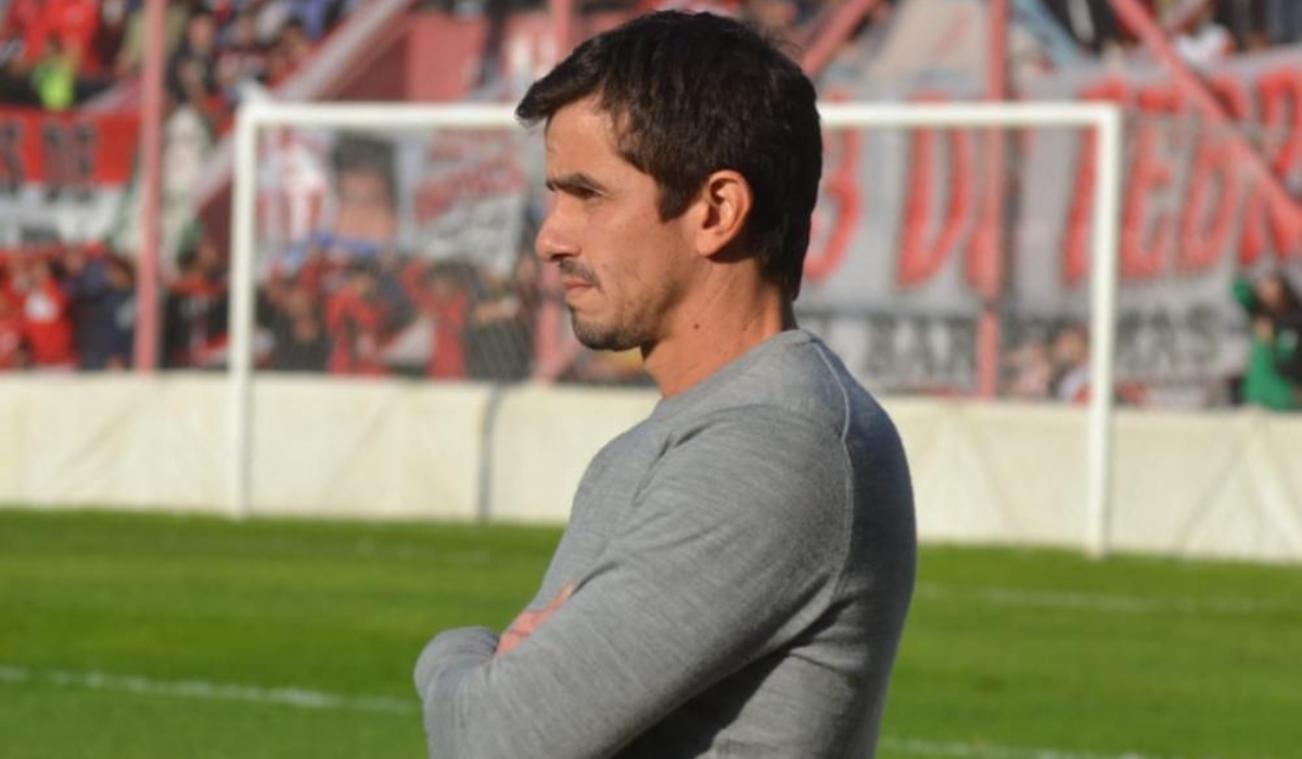 Martín Rolón fue el DT que logró el ascenso en 2024 y eliminó a Racing por Copa Argentina. 