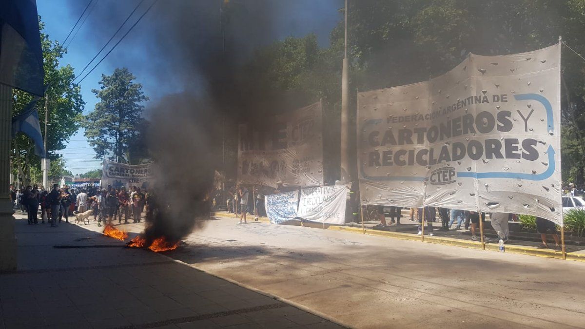 Violenta protesta de organizaciones sociales en San Vicente con piedrazos y heridos