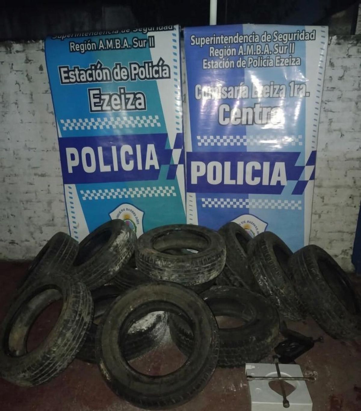 Los neumáticos incautados durante el allanamiento en Monte Grande. 