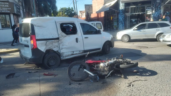 Temperley: un herido y un imputado tras el grave choque entre una moto y una camioneta