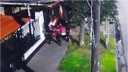 Falsos deliverys de PedidosYa robaron en Lanús y quedaron filmados.
