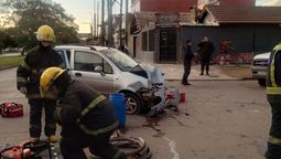 terrible choque entre un auto y un patrullero en longchamps: una persona hospitalizada