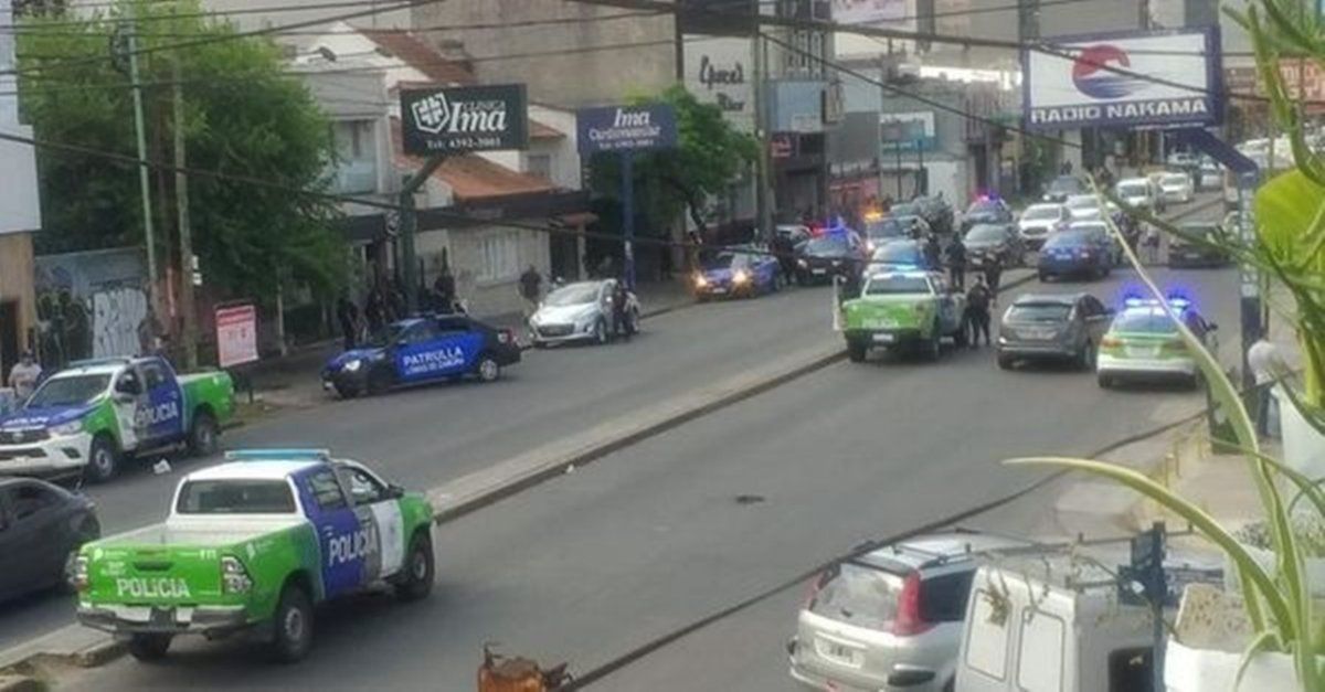Operativo policial en la Cl&iacute;nica IMA de Lomas de Zamora tras el tiroteo entre el expolic&iacute;a y el delincuente.