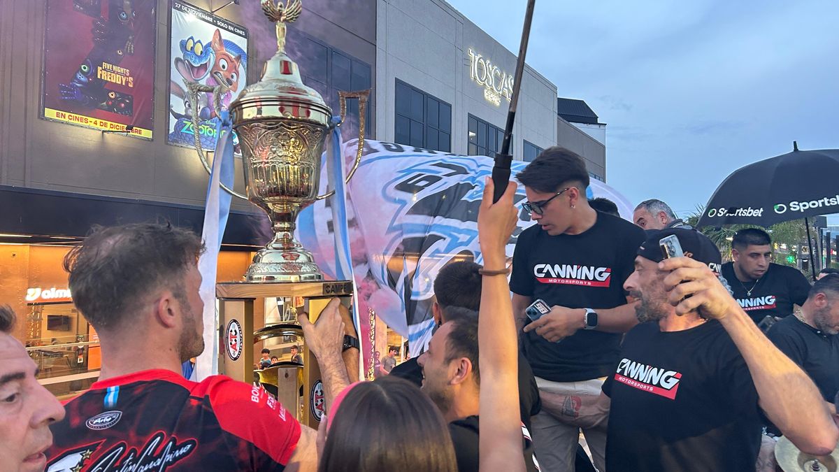 Agust&iacute;n Canapino celebrando junto a Canning Motorsport frente al shopping Las Toscas.