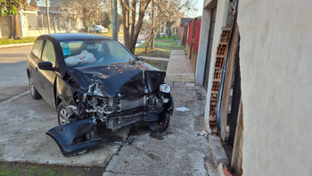 Almirante Brown: un auto chocó contra el frente de una casa en Longchamps