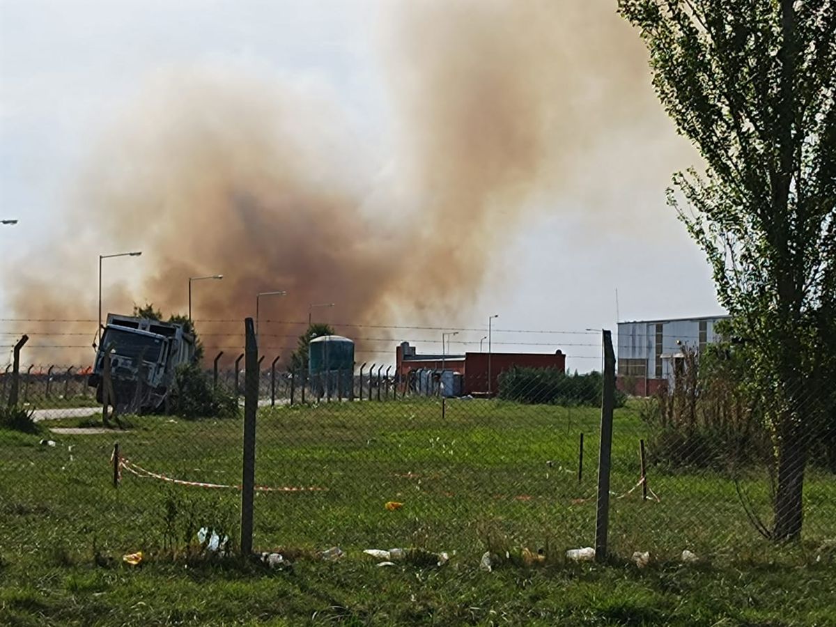 Incendio de grandes proporciones en el Ecopunto de San Vicente.