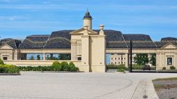 trabajadores de la uocra se manifestaron frente a pride canning