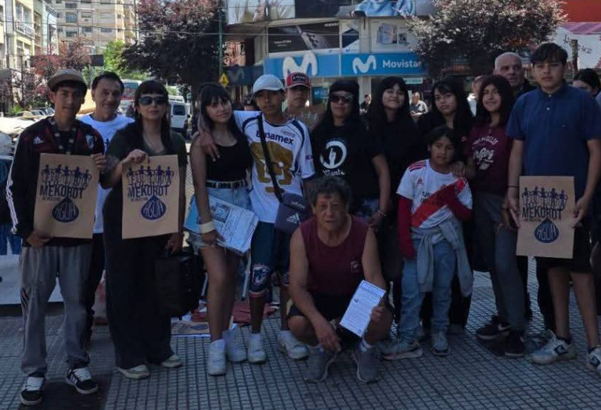 Integrantes del Foro Hídrico y vecinos de Lomas impulsaron una colecta de firmas en rechazo a la privatización de AySA.