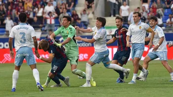 Histórica sanción al arquero surgido en Lanús que golpeó a un rival en medio de un partido en España
