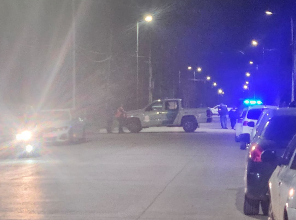 Patrulleros en la calle Almirante Brown, donde se encontraba el cuerpo del vecino de San Vicente.