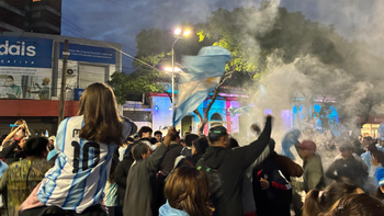 ¡En Monte Grande el que no salta es un inglés! Multitudinario festejo de la gente por una Argentina que emociona