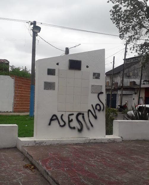 Escracharon el monumento en memoria de la Masacre de Pasco en Temperley.
