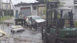 llavallol: un auto choco fuerte con un montacargas en medio de la lluvia