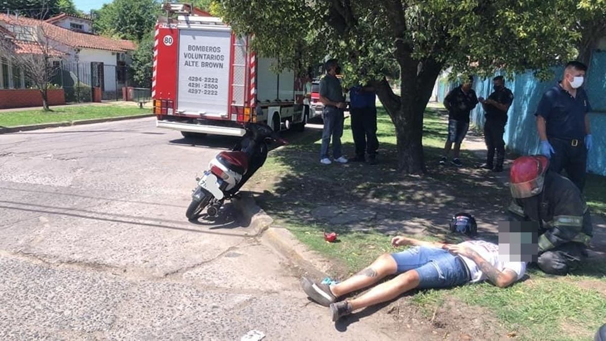 El motociclista herido es asistido en el lugar del accidente.