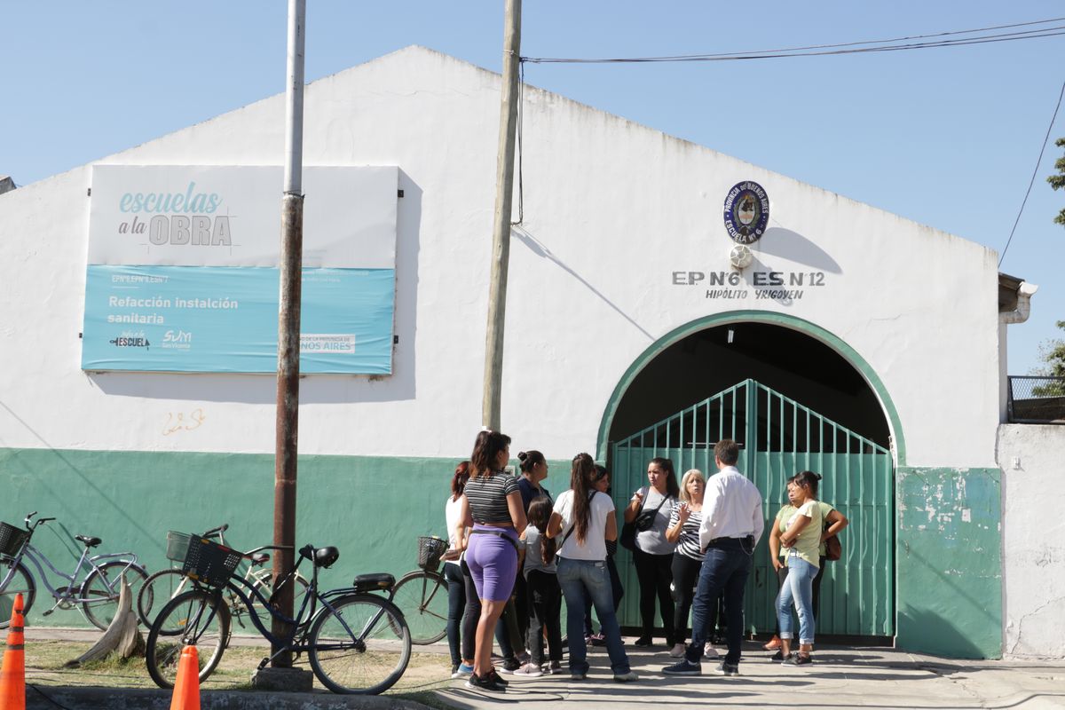 La presencia de familias en la puerta de la Escuela 6 de San Vicente este martes.