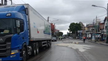Derrame de combustible en Temperley tras un choque entre un camión y un auto
