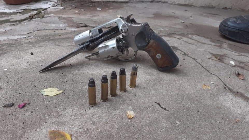 Revólver incautado al delincuente detenido.