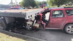 choque en villa fiorito: camioneta termino incrustada debajo de un camion