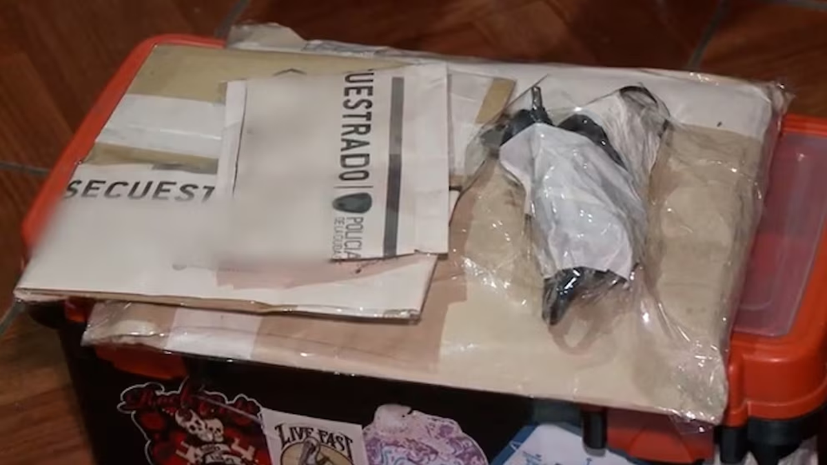 Las autoridades secuestraron objetos que servirán para la investigación de la estafa en Adrogué.