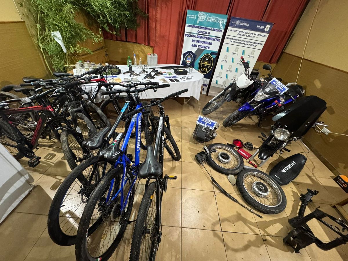 Armas, drogas y otros elementos secuestrados durante los allanamientos realizados en distintos puntos de Alejandro Korn. Armas, drogas y otros elementos secuestrados durante los allanamientos realizados en distintos puntos de Alejandro Korn.