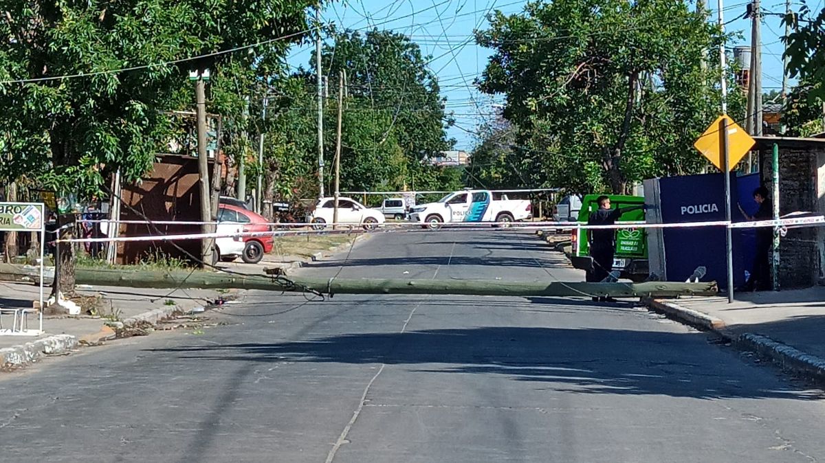 Caída del poste del tendido eléctrico en Monte Grande